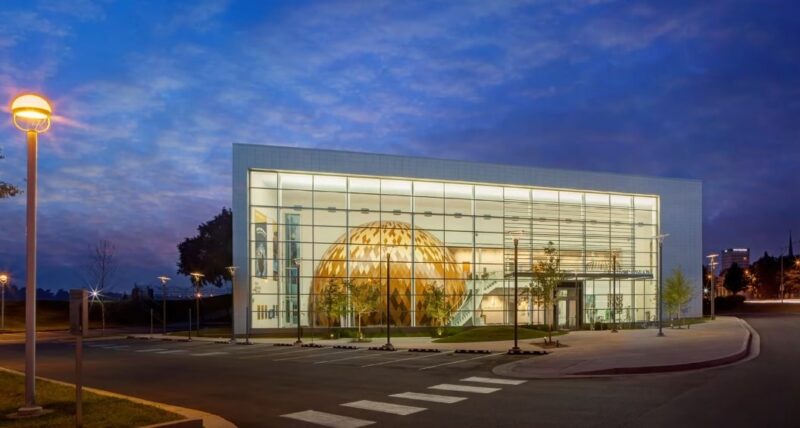 Front view of Evansville Museum of Arts, History, and Science 